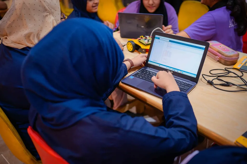 Students coding on Arduino IDE